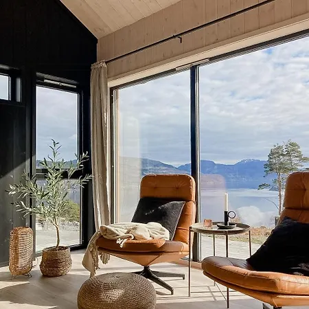 Dom wakacyjny Panoramic With Sea View On Randoy Hjelmeland